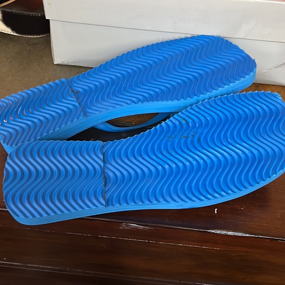 Dillard’s westbound blue flip flops with flower new size med7/8 - Picture 2 of 3